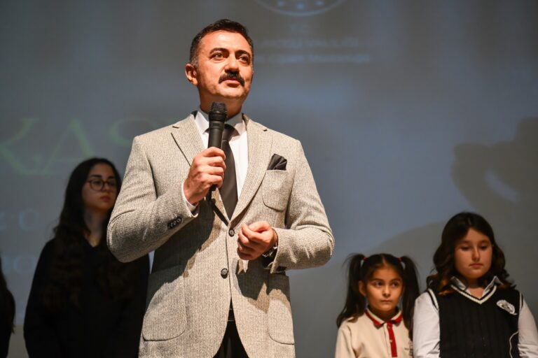 BÜLENT TEKBIYIKOĞLU VE ÖĞRENCİLER