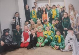 KÖRFEZ EMLAK KONUT İLKOKULU 4 H TİYATRO-TOPLU FOTOĞRAF-HÜLYA DEMİRPEHLİVAN