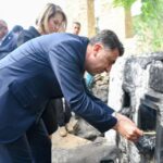 VALİ ŞEFİK AYGÖL ANAFATMA'DA MUM YAKIYOR