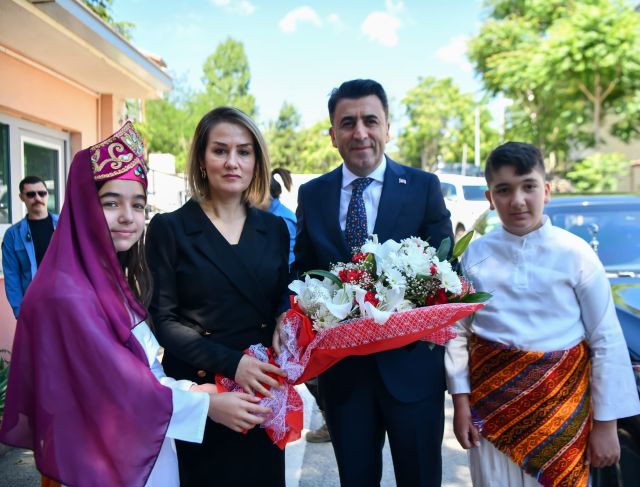 VALİ ŞEFİK AYGÖL-ÇİÇEKLE KARŞILAMA