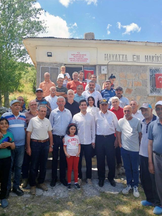 SAĞLAMTAŞ KÖYÜ YARDIMLAŞMA DERNEĞİ-KÖYLÜLER-KAYMAKAM MEHMET ANIL ÇOLKA-MEFTUN KILIÇ-İMAM ALİ YILDIZ-KÖYLÜLER