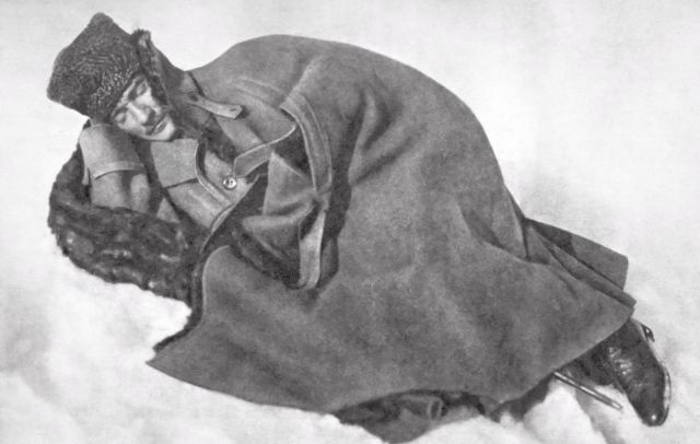 MUSTAFA KEMAL ATATÜRK, İNÖNÜ SAVAŞLARI-ANKARA DİKMEN SIRTLARINDA KAR ÜZERİNDE DİNLENİRKEN-12.02.1921