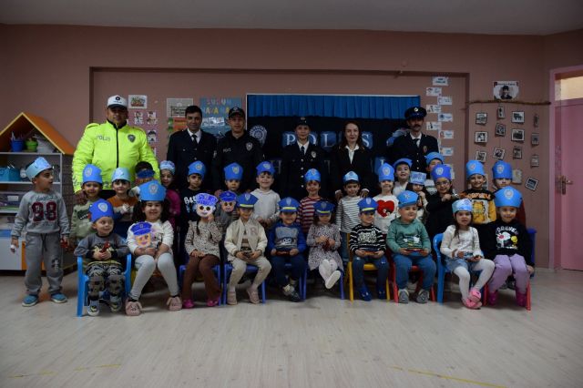 PÜLÜMÜR ANAOKULU-POLİS-ÖĞRETMEN VE ÖĞRENCİLER TOPLU FOTO