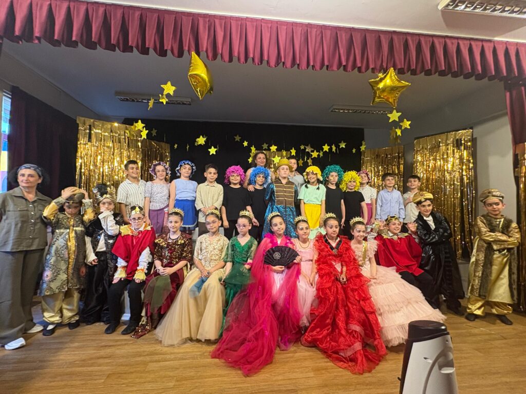 1-KÖRFEZKENT EMLAK KONUT İLKOKULU-TİYATRO-3-B-ÖĞRETMEN DEMET KAYACAN
