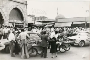 İSTANBUL KAPALIÇARŞI GİRİŞİ, 1979. FOTOĞRAF ALEXA GADE