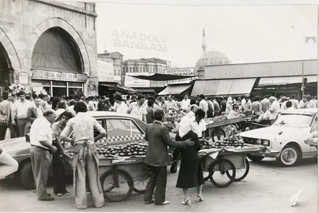 İSTANBUL KAPALIÇARŞI GİRİŞİ, 1979. FOTOĞRAF ALEXA GADE