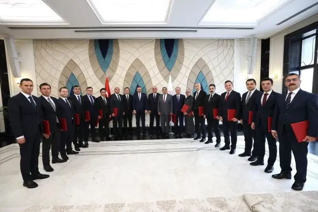 (SOL BAŞTA) KAYMAKAM MEHMET AKİF TEMUR VE BAŞARI ÖDÜLÜ ALAN KAMU YÖNETİCİLERİ